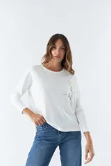 Remera de manga larga color verde agua con estampado frontal y logo en grifa de cuero.