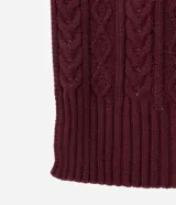Bufanda de punto color bordó con diseño de textura trenzada y terminaciones acanaladas.