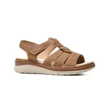 Sandalia casual Korium Confort modelo Halsey, de color beige con plataforma baja, tiras frontales cruzadas y cierre de velcro ajustable.