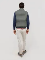 Chaleco acolchado para hombre de nylon reciclado, color verde militar, con cierre de cremallera frontal, bolsillos laterales y cuello alto.