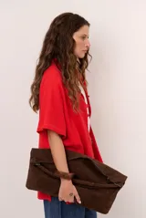 Sobrecamisa roja de lino de manga corta, con cuello solapa, costuras decorativas en contraste y cierre frontal con presillas y botones alargados.