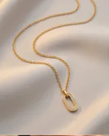 Collar de acero con baño de oro, con cadena de eslabones finos y dije colgante de diseño ovalado adornado con circonias en su contorno.