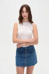 Musculosa blanca de poliéster con cuello redondo a la base y diseño de bretel ancho.