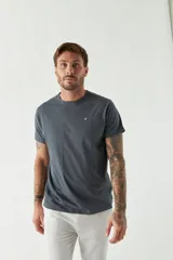 Remera de algodón de corte regular, con cuello redondo, manga corta y logo bordado en el pecho.