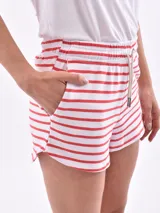 Short blanco con rayas horizontales azul marino, cintura elástica con cordón ajustable.