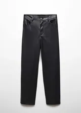 Pantalón de corte recto y tiro medio con efecto piel, color negro. Posee trabillas para cinturón, diseño de cinco bolsillos y cierre frontal con cremallera y botón.