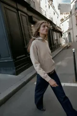 Sudadera de manga larga con capucha ajustable mediante cordones, bolsillo frontal tipo canguro y puños y ruedo en tejido rib.