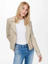 Campera biker corta de cuero sintético negro con cierre frontal asimétrico, solapas con muesca, bolsillos con cierre y detalles acolchados en las mangas.