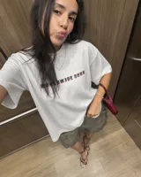 Remera blanca de manga corta, corte regular y cuello redondo, con gran estampado en la espalda de temática "Worldwide Tour" con una calavera y texto en rojo, azul y blanco.