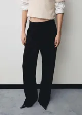 Pantalon de vestir de corte recto y tiro medio, con detalle de pinzas frontales, bolsillos laterales y cierre oculto con botón, gancho y cremallera.