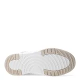 Championes urbanos blancos con suela chunky y detalles en negro.