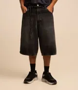 Bermuda de jean para hombre, modelo super baggy, con lavado dirty, bolsillos laterales y cinturón de lazo en la cintura.