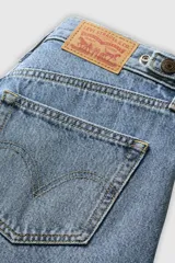 Jeans de denim de corte barrel y tiro alto, en tono azul claro con efecto deslavado.