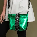 Bandolera verde metalizado con correa de cuero sintético negro con tachas plateadas.