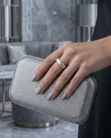 Anillo de plata 925 con diseño bombe fino y superficie lisa y brillante.