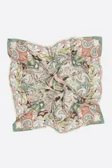 Pañuelo cuadrado confeccionado en poliéster reciclado, con diseño estampado tipo paisley y floral en tonos multicolor.