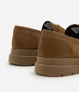 Zapato masculino tipo loafer color marrón, con suela track y puntera redonda. Confeccionado en cuero y camurça.