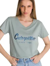 Remera de cuello en V color verde menta con estampa frontal del logo de la marca en tono azul metalizado. Presenta mangas cortas y un corte clásico.