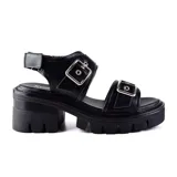 Sandalias negras de plataforma con hebillas plateadas y suela track.