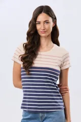 Remera de manga corta y cuello redondo, confeccionada en algodón con diseño de rayas horizontales en tono beige, rosado y azul marino.