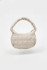 Cartera de hombro color verde claro, con diseño acolchado y asa acolchada.