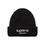 Gorro de lana tejido en canalé de color negro, con vuelta y bordado frontal en color blanco con el texto "suprème new york".