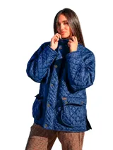 Campera capitoneada color azul marino, con diseño acolchado de rombos, cuello alto, cierre frontal de botones a presión y bolsillos delanteros con solapa.