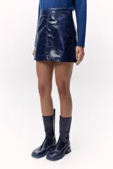 Minifalda marrón con estampado de piel de serpiente y cierre trasero.