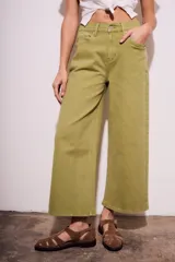 Pantalón jean color ladrillo, de corte ancho y tiro medio.