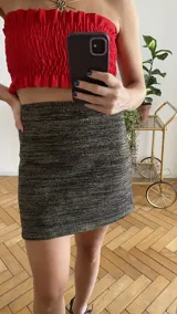 Minifalda tejida con hilado de algodón y lurex, color plateado y dorado.