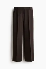 Pantalón sastrero de sarga marrón, de corte recto y tiro medio, con cintura clásica, trabillas para cinturón, bolsillos al bies y pliegues frontales.