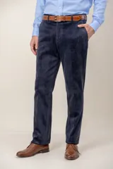 Pantalón de corte clásico confeccionado en tela de pana (corduroy) de color azul marino, con diseño de cinco bolsillos y cierre frontal.