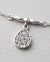 Pulsera de plata italiana 925 con cadena fina y un dije colgante en forma de gota pavé con circonias.