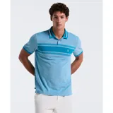 Polo celeste con rayas horizontales en el pecho, cuello clásico con ribete azul marino y blanco, mangas cortas con ribete azul y logo bordado en el pecho.