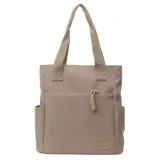 Cartera tipo tote de lona color marrón con asas de mano en color beige. Cuenta con un bolsillo frontal, bolsillos laterales y un detalle de tirador de cierre en cordón blanco.