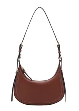 Cartera de hombro tipo hobo en color marrón, confeccionada en material efecto piel. Presenta un diseño de media luna con costuras visibles en contraste, cierre superior de cremallera y asa ajustable mediante hebillas metálicas.