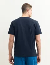 Remera verde militar de manga corta y cuello redondo.