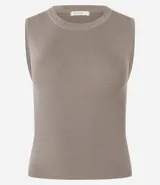 Blusa sin mangas color beige confeccionada en tejido de punto con textura acanalada y cuello redondo.
