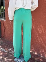 Pantalón de vestir verde claro, de corte recto y tiro alto.