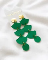 Aros colgantes de acrílico verde con forma de abanico y círculos.