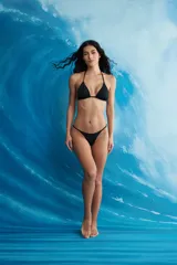Top de bikini triangular color negro con copas removibles y tirantes finos para anudar al cuello y espalda.
