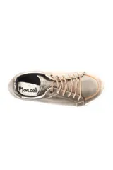 Zapatillas deportivas de cuero, combinando paneles en color blanco y detalles metalizados en tono dorado. Presentan cierre mediante cordones blancos y suela de goma plana.