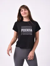 Remera negra de manga corta con estampado frontal de la palabra "PODEROSA" en blanco, con efecto de sombra.
