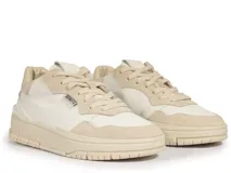 Championes urbanos Schutz modelo Sky, combinan cuero blanco con detalles en gamuza color beige. Presentan suela de goma con plataforma y cierre mediante cordones.