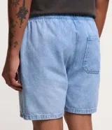 Bermuda de jean para hombre, color gris oscuro con efecto acid wash, cintura elástica con cordón de ajuste, bolsillos y tag aplicado.