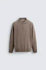 Polo de punto de corte regular fit, confeccionado en una mezcla de lana y cashmere. Presenta cuello solapa con cierre frontal de dos botones, manga larga y terminaciones en rib.