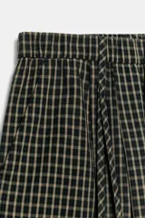Pantalón de tiro medio con estampa a cuadros vichy en tonos verde oscuro y beige, cintura elástica y diseño amplio con pinzas y tiras colgantes del mismo tejido.