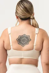 Soutien reductor clásico reforzado prendido adelante, sin aro. Breteles anchos acolchados regulables. Ganchos reforzados. Confeccionado con tela que contiene fibra LYCRA
