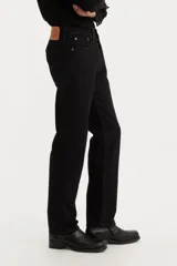 Jean Levi's 505 de hombre, color negro, de corte regular con pierna recta y tiro alto. Cuenta con bragueta de cierre y diseño de cinco bolsillos.