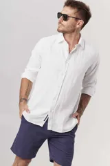 Camisa de manga larga color ladrillo, de corte clásico y confeccionada en lino.